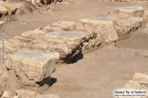 בסיסי עמודי שיש ב"מקדש" בעין אסור