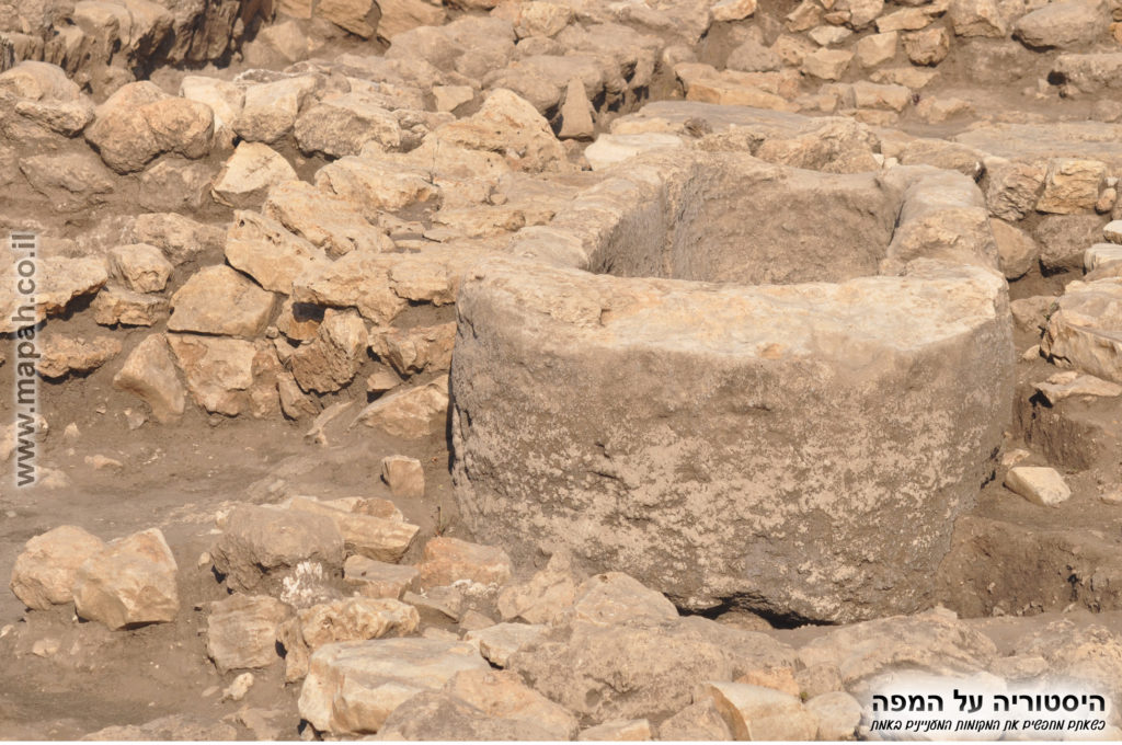 אגן חצוב מאבן אחת ב"מקדש" מונולית