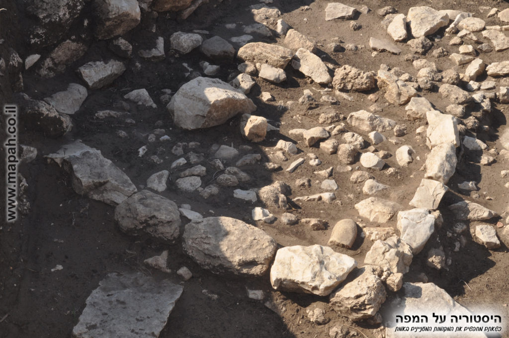 שרידי מבנה בסמוך למקדש בעין אסור