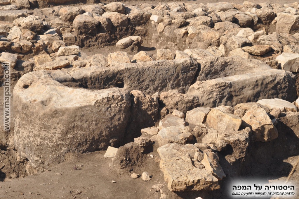 אגן חצוב מאבן אחת ב"מקדש" מונולית