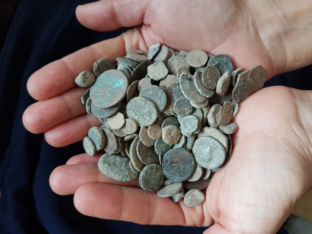 מטבעות גנובים - צילום-ירון ביבס רשות העתיקות