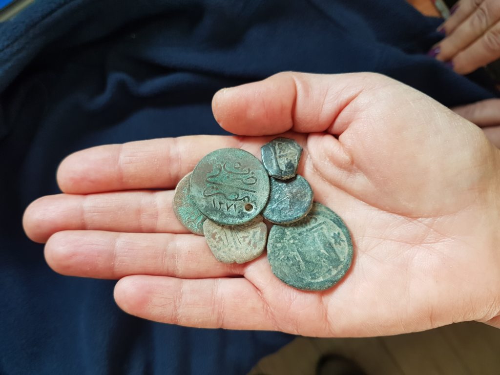 המטבעות הגנובים - צילומים: ירון ביבס, רשות העתיקות