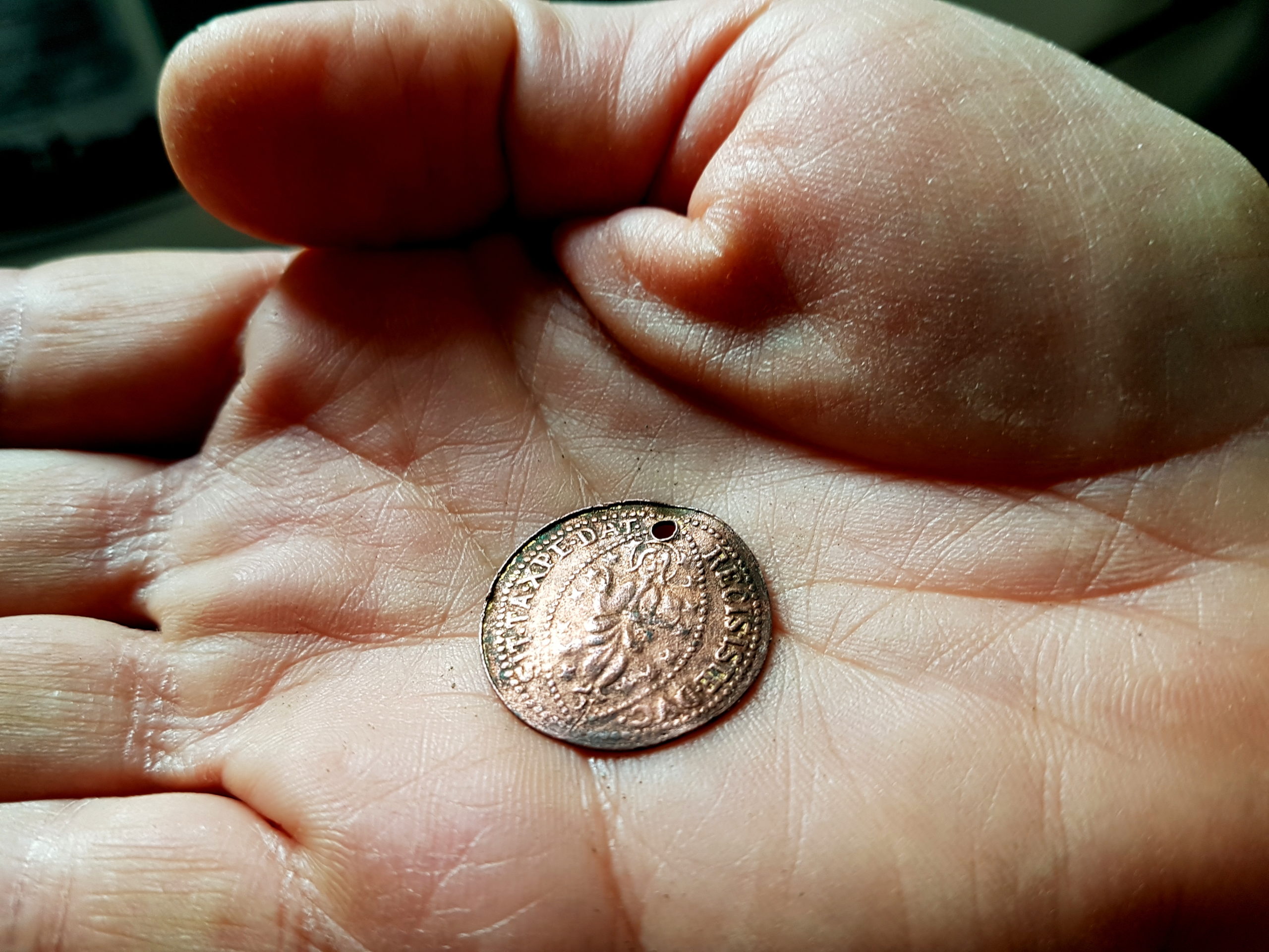 מהמטבעות שנמצאו ברשות החשוד - צילום-ירון ביבס רשות העתיקות