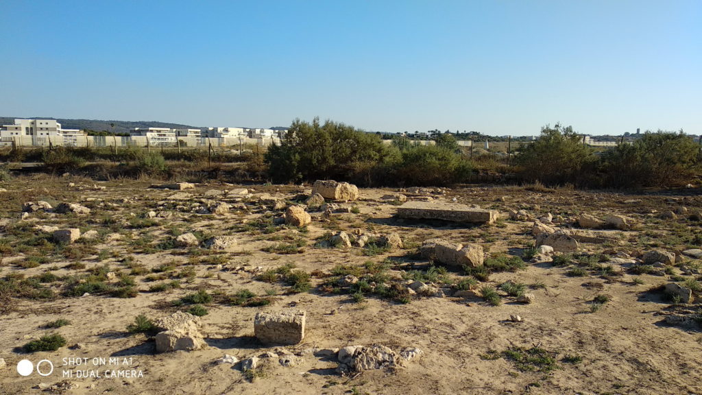 החומה הדרומית של בית הקברות הצלבני - צילום: אפי אליאן