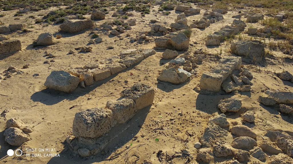 שרידי קברים שונים בבית הקברות הצלבני עתלית - צילום: אפי אליאן