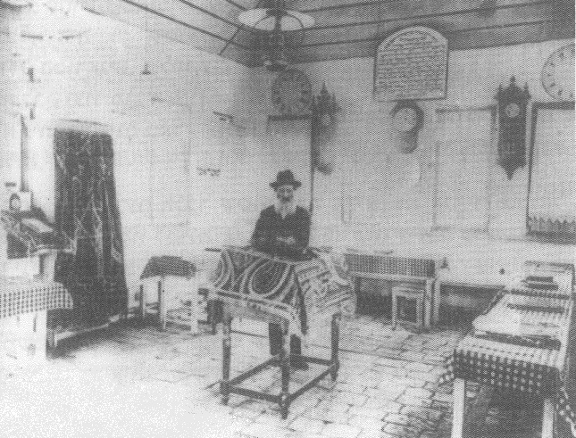 המייסד שמואל לעווי בבית הכנסת בשנת 1905 - צילום:  Yosef Kadisha, by Asher Aharon Krishevski.