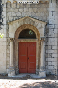דלת הכניסה הצדדית לבית העם הטמפלרי (אינה בשימוש) - צילום: אפי אליאן