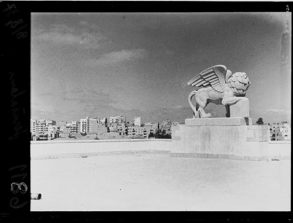 מראה כללי מגג בניין ג'נרלי, על רקע פסל האריה, ירושלים, 1937 - אוסף תצלומים של זולטן קלוגר