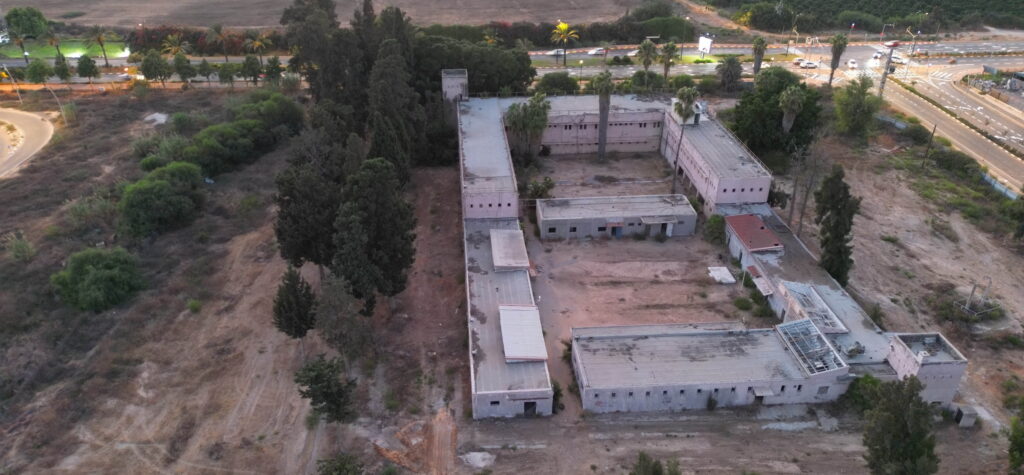 מצודת משטרת סרפנד אלחרב ממזרח למערב - צילום אויר: 2021 אפי אליאן