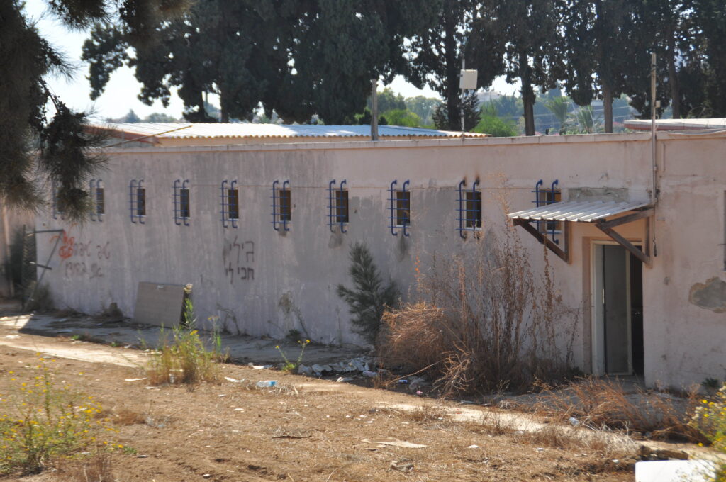 מבנה אורוות סוסי המשטרה לפני שנהרס במצודת נס ציונה - צילום: אפי אליאן
