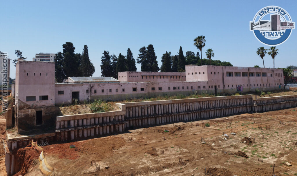 הבניין הצפוני של משטרת סרפנד אלחרב, עם חיזוקי בטון לקרקע סביבה - צילום: אפי אליאן