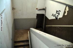 גרם המדרגות לקומה השניה דופן צפונית מערבית משטרת סרפנד - צילום: אפי אליאן