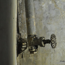 ברז וצנרת ישנה במרתף המגדל המשני - צילום: אפי אליאן