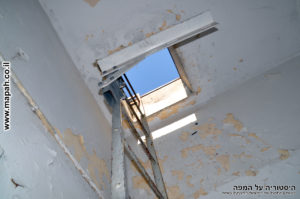 סולם עליה לגג הדופן הדרומית משטרת סרפנד אלחרב - צילום: אפי אליאן