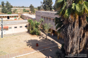 מבט מגג דופן מערבית לחצר הפנימית - משטרת סרפנד אלחרב - צילום: אפי אליאן