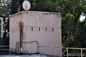 ראש המגדל הגבוה משמש גם כמאגר המים של המבנה - משטרת סרפנד אלחרב - צילום: אפי אליאן