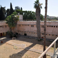 מבט לדופן הדרומית והמערבית מבנה משטרת סרפנד אלחרב - צילום: אפי אליאן