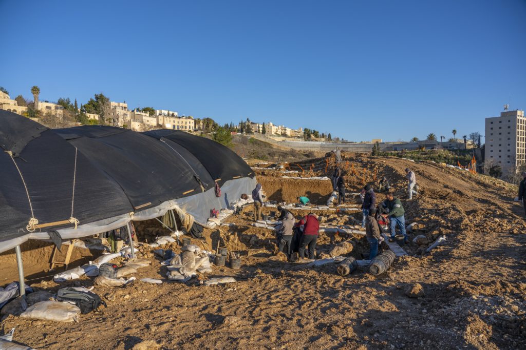 חפירת רשות העתיקות במורדות ארנונה. צילום: יניב ברמן