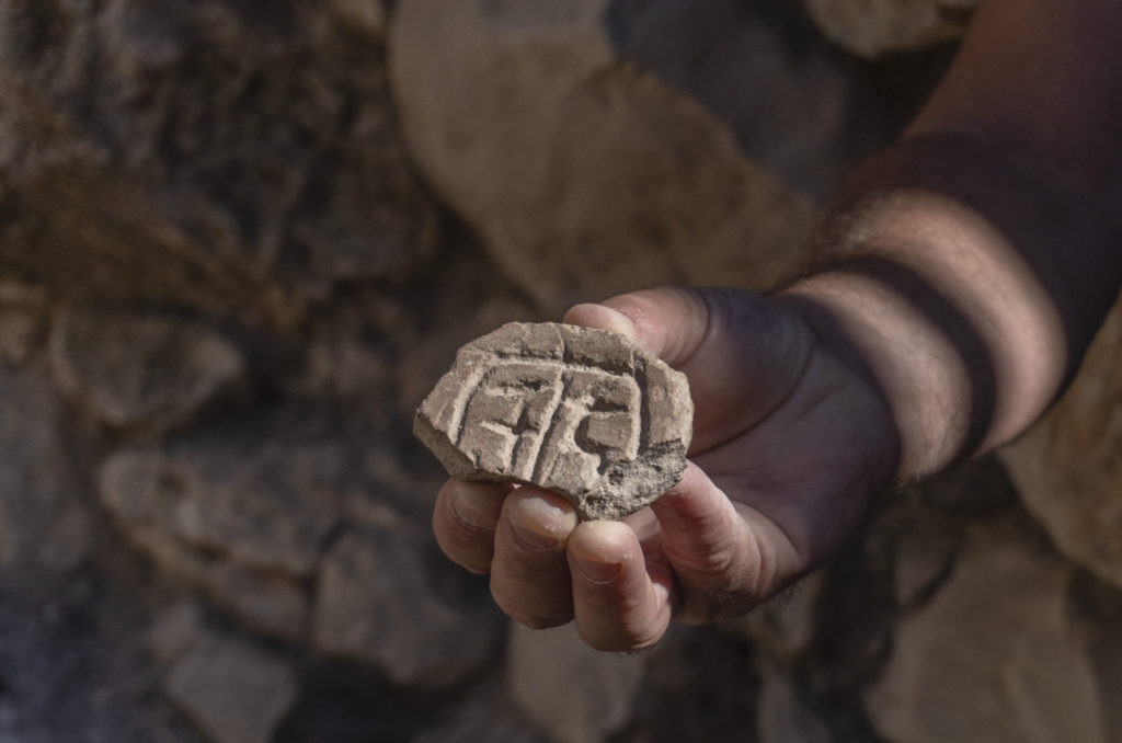 חותם עשוי שבר כלי חרס גדול מהתקופה הפרסית. צילום: שי הלוי