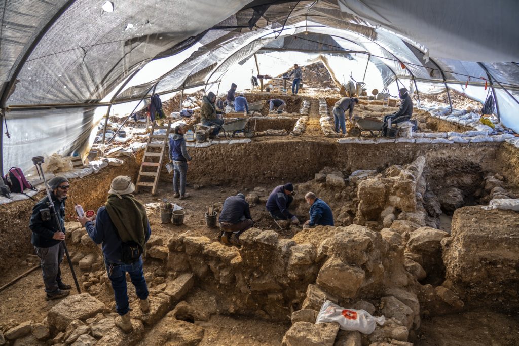 חפירת רשות העתיקות באתר מתקופת בית ראשון בארנונה מגלה שרידי מבנים מרשימים. צילום: יניב ברמן