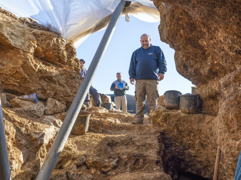 ארכיאולוג רשות העתיקות נתן בן-ארי בחפירה. צילום: יניב ברמן