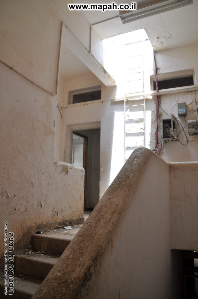 מדרגות בין קומה ראשונה לשניה ועלייה לגג באמצעות סולם - משטרת מטולה - צילום: אפי אליאן