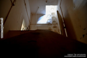 סולם פלדה בקיר המגדל הגבוה - משטרת מטולה - צילום: אפי אליאן