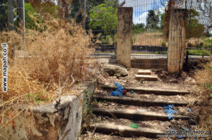 מדרגות ועמודי הכניסה הראשית למשטרת מטולה - מבט מהדלת החוצה