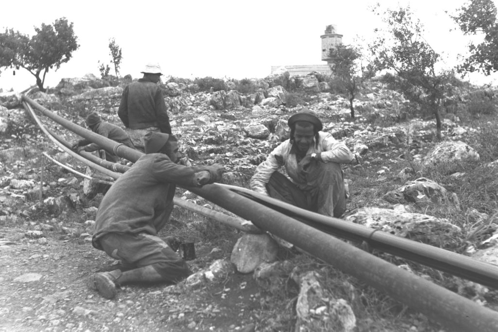 אנשי כפר העבודה פראדיה בעבודות חיבור קו המים - צילום: דוד אלדן - לע