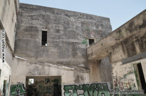 החצר הפנימית ודרך הכניסה לכלי רכב לחצר הפנימית - משטרת פראדיה - צילום: אפי אליאן
