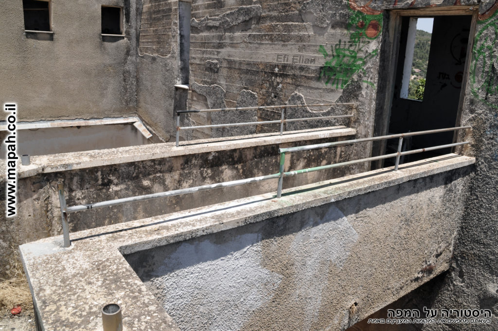 הגשר מעל כניסת המכוניות לחצר הפנימית - צילום: אפי אליאן