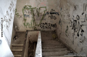 גרם המדרגות המוביל לקומה השניה של משטרת פראדיה - צילום:אפי אליאן