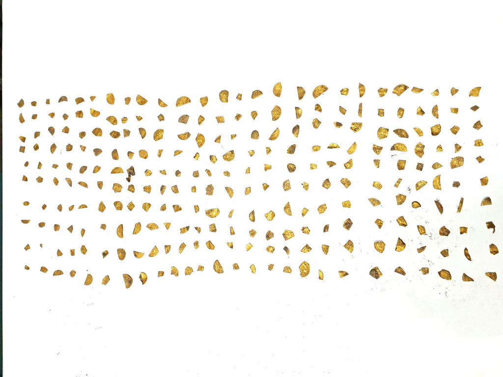 חתיכות דינרי זהב שנחתכו כדי לשמש כ'כסף קטן'. צילום: רוברט קול