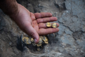 תמונות המטמון כפי שנמצא בשטח. צילום: יולי שוורץ,