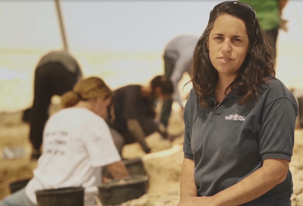 מיה אורון, מנהלת החפירה מטעם רשות העתיקות, באתר החפירה - צילום: אמיל אלג'ם