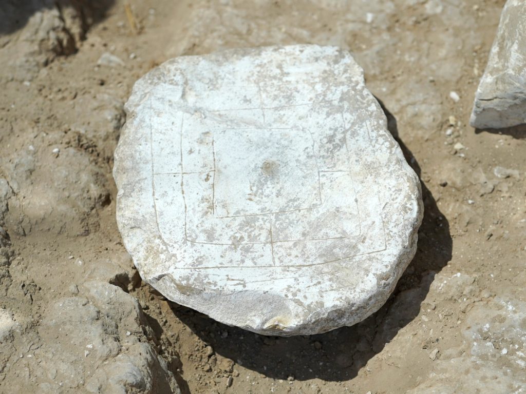 לוח משחק הטחנה חפירת רהט צילום אמיל אלגם רשות העתיקות