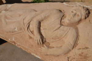 מכסה הסרקופג בעל דמות הגבר בין שריגי הגפן - צילום: רשות העתיקות