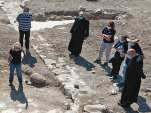 הארכיבישוף הקתולי, ד"ר יוסף מתא, בביקור באתר. צילום: אניה קלינר