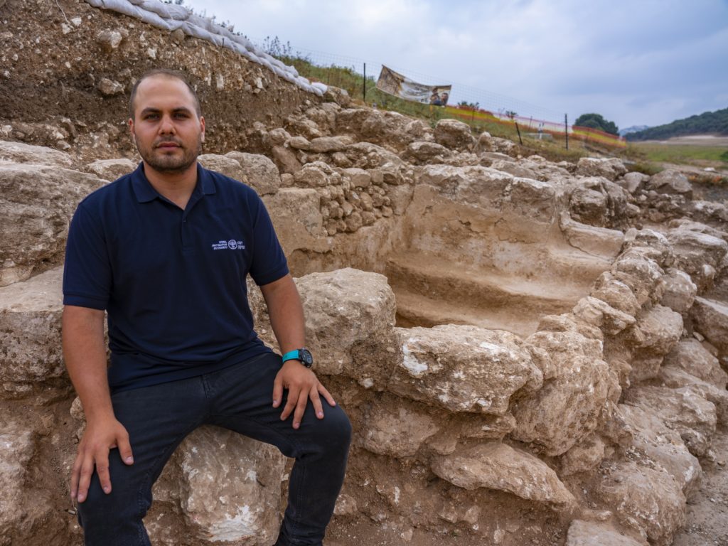 עבדאללה אבראהים, מנהל החפירה מטעם רשות העתיקות, ליד מקווה הטהרה שחשף. צילום יניב ברמן