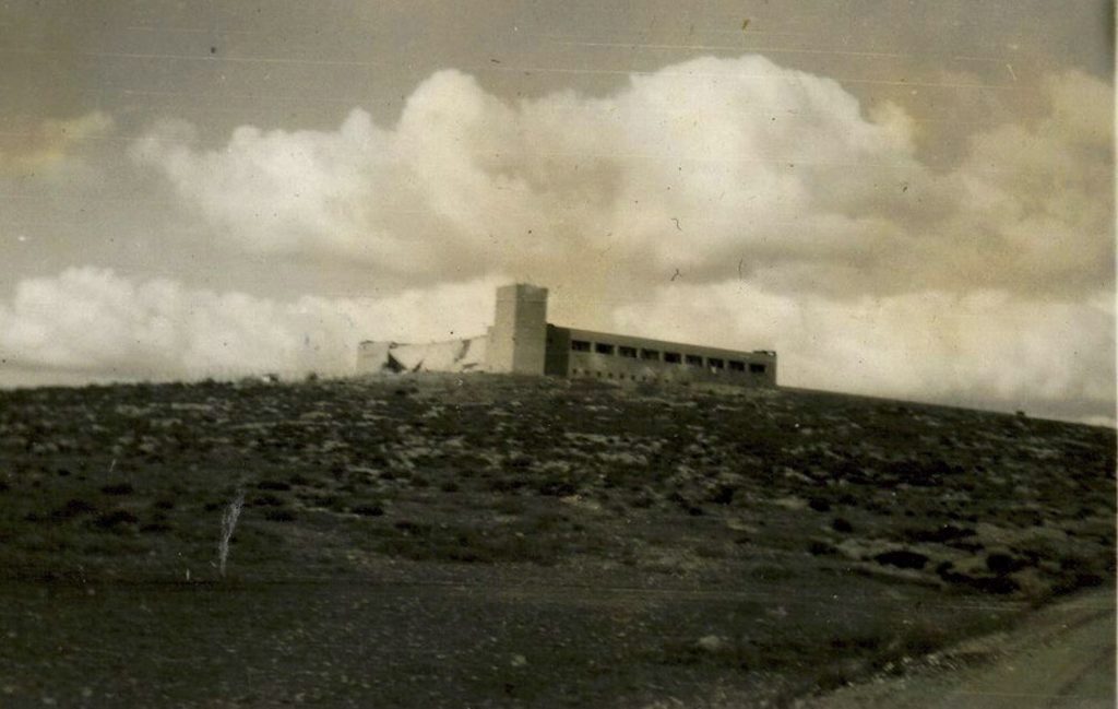 מבנה המשטרה הבריטית ג'ברין לאחר פיצוץ בניין החזית - צילום: מיכה נצר