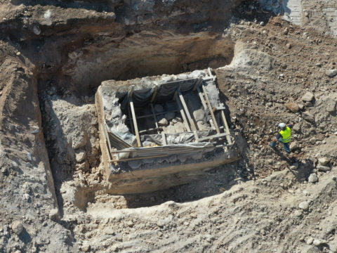 "מבצע מקווה" – מבצע העברת מקווה טהרה עתיק במשקל 65 טונות לקיבוץ חנתון חפירת המקווה והכנתו להעתקה. צילום-עבד אברהים