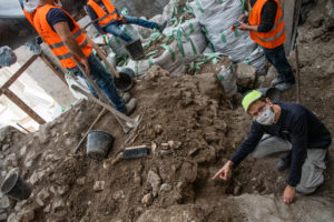 דוד גלמן מצביע על מיקום מציאת הפכית. צילום יולי שוורץ