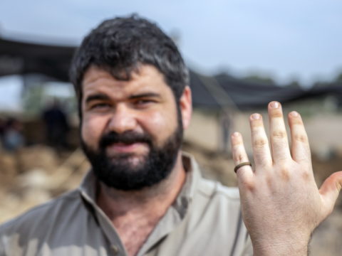 אבישב טל, תושב חיספין העובד בחפירה בתקופת הקורונה, עם טבעת שחשף באתר. צילום: יניב ברמן