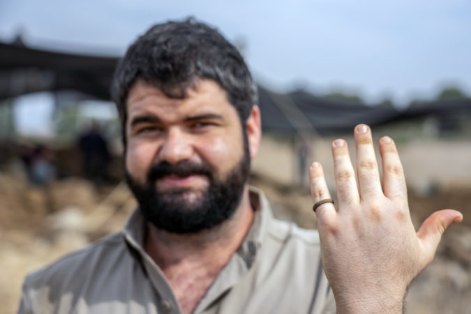 אבישב טל, תושב חיספין העובד בחפירה בתקופת הקורונה, עם טבעת שחשף באתר. צילום: יניב ברמן