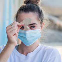 חניכת המכינה הצבאית בית הראל עם שבר מסיכה קדומה. צילום: יולי שוורץ