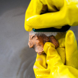 צלמית בעת שטיפה בחפירה. צילום: יולי שוורץ