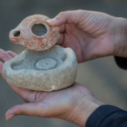 נר ותבנית הייצור שלו. צילום: יולי שוורץ