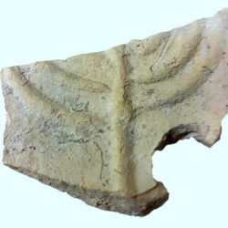 שבר נר עם דגם מנורת שבעת הקנים. צילום: מורן בלילה