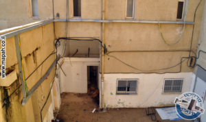 עמדות המוסך הפכו לחדרים סגורים ובית שימוש - משטרת באסה - צילום: אפי אליאן