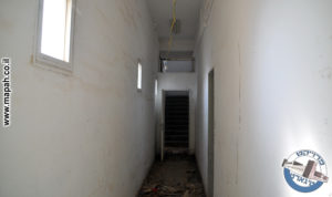 פרוזדור הקומה הראשונה מול גרם המדרגות - צילום: אפי אליאן